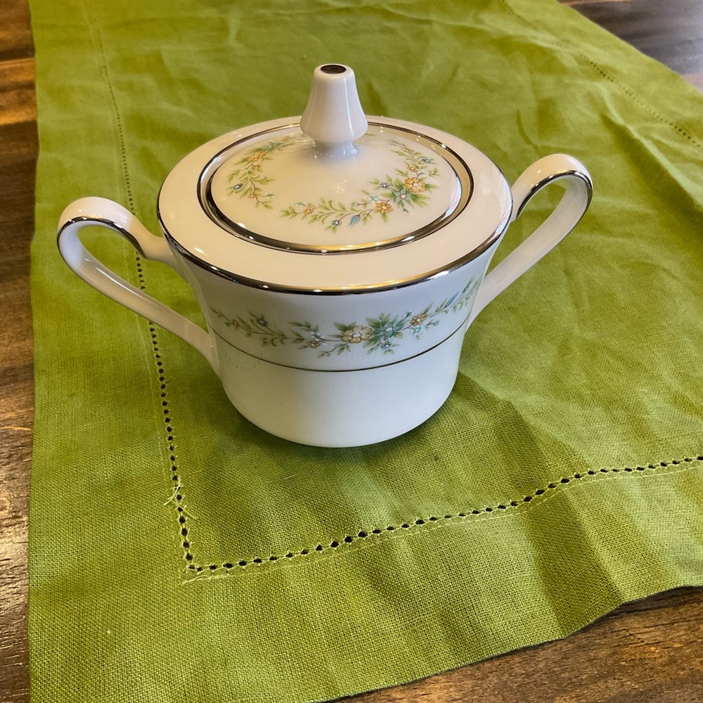Noritake "Christina" pattern 7056 White and green porcelain sugar bowl with lid